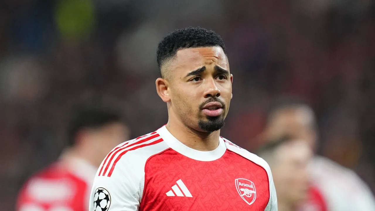 Gabriel Martinelli em ação pelo Arsenal no Emirates Stadium durante partida da Premier League