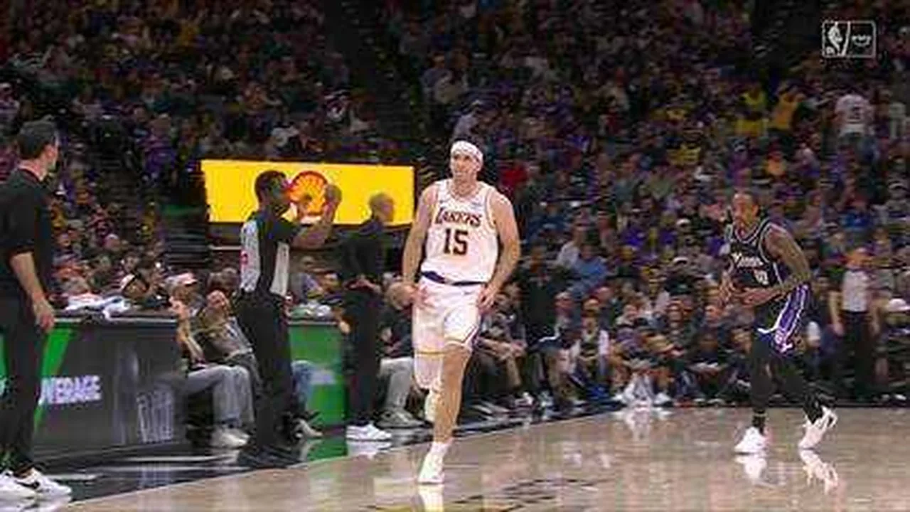 Jogador do Lakers sendo examinado por médico da equipe no banco de reservas durante jogo na NBA