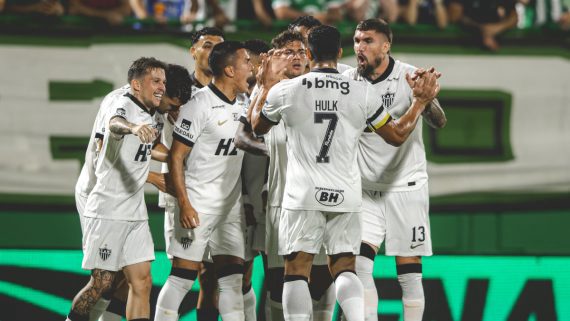 Atlético-MG muda esquema após goleada e vence Athletico por 2 a 1 na Arena MRV