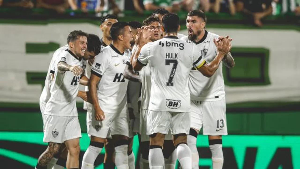 Jogadores do Atlético-MG comemorando gol na Arena MRV durante vitória sobre o Athletico-PR no Brasileirão