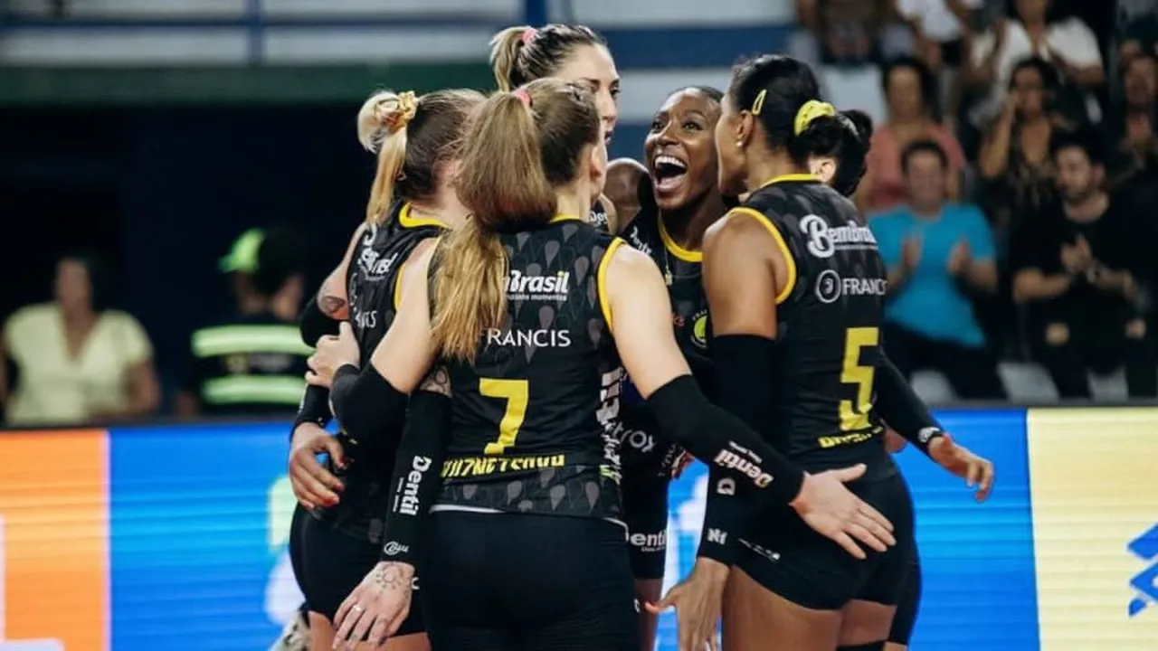 Jogadores do Praia Clube comemorando vitória em quadra de vôlei com torcida ao fundo