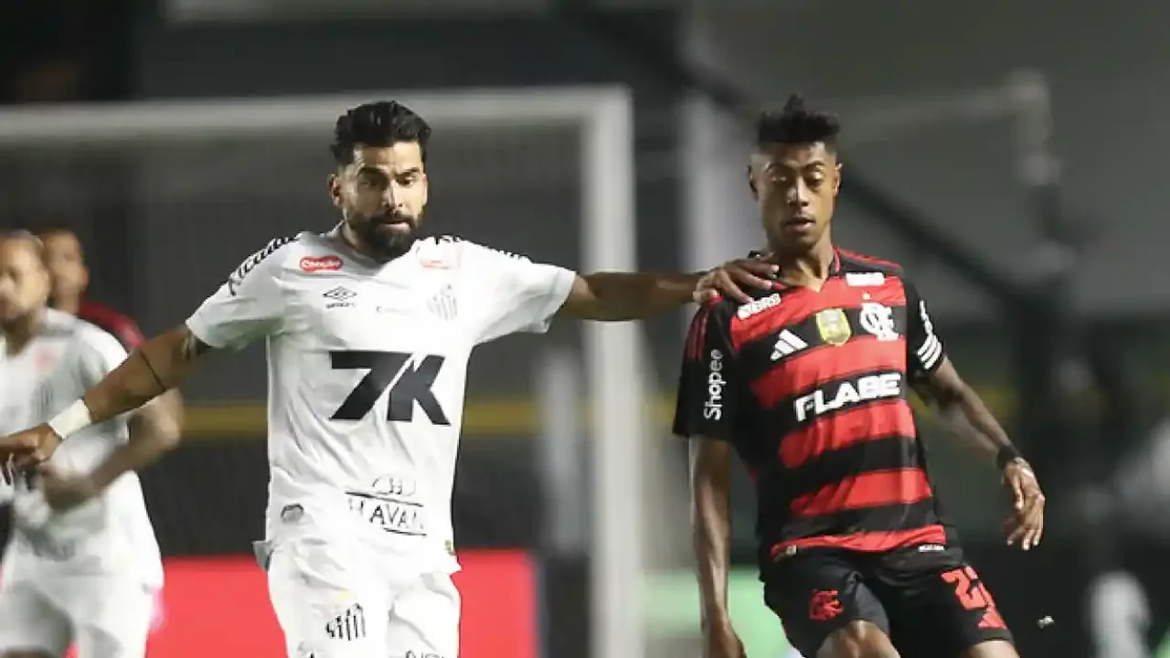 Gabigol em campo vestindo camisa do Santos durante partida do Campeonato Carioca