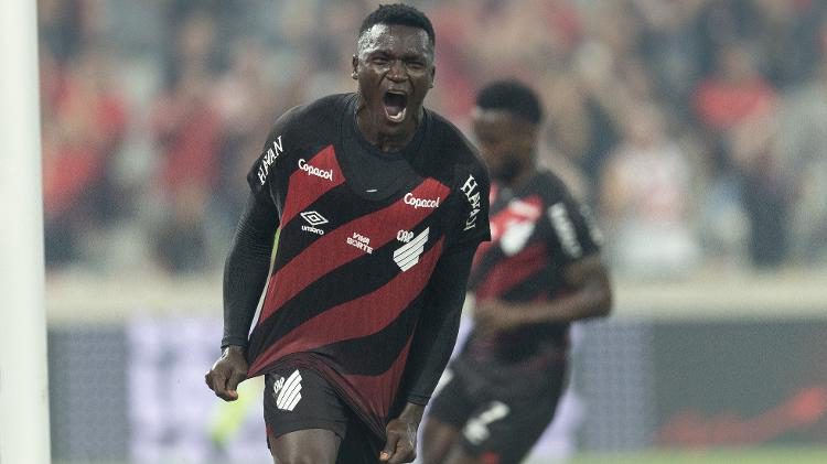 Primeiro tempo decisivo com gol e expulsão Athletic Club vence América Mineiro p