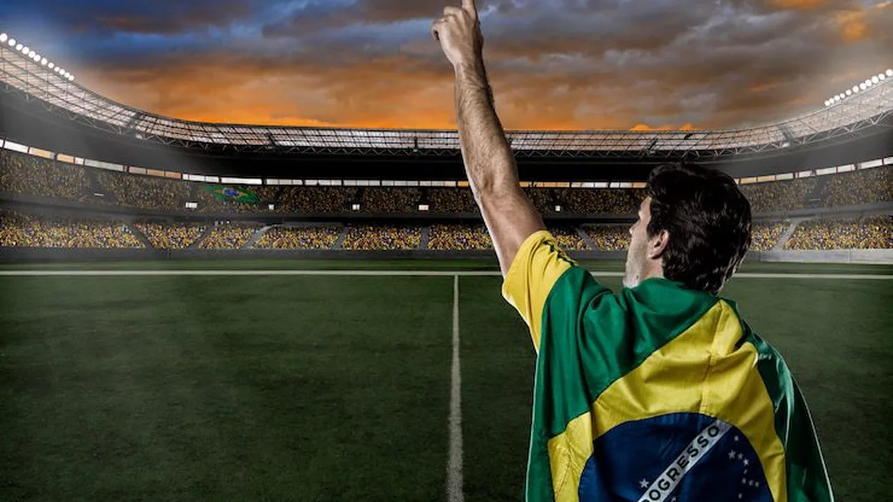 Anderson Daronco consulta VAR durante Flamengo x Santos no Maracanã com jogadores contestando decisão