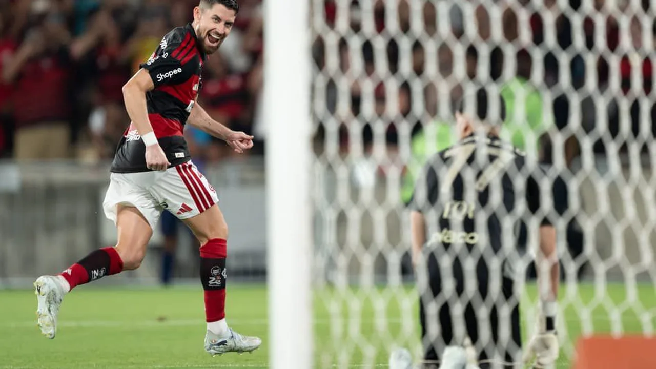 Jogadores de Flamengo e Santos disputam bola no gramado do Maracanã em empate sem gols pelo Brasileirão