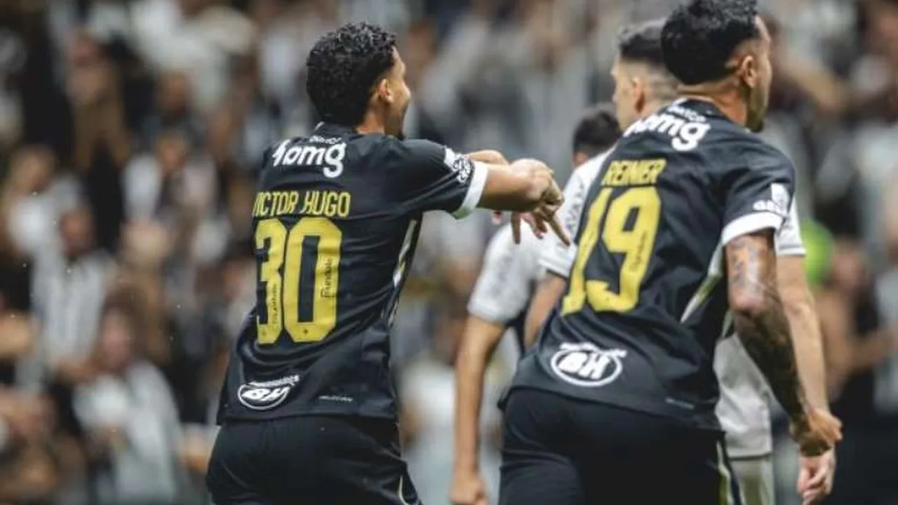 Jogadores do Athletico-PR comemoram vitória sobre o Atlético-MG na MRV Arena pelo Brasileirão