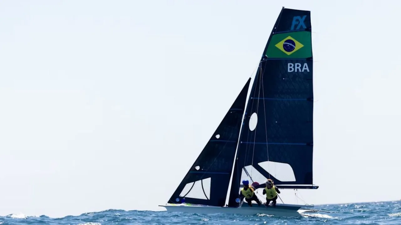 Veleiros com sistema de tracking navegando em regata com público acompanhando dados em tempo real