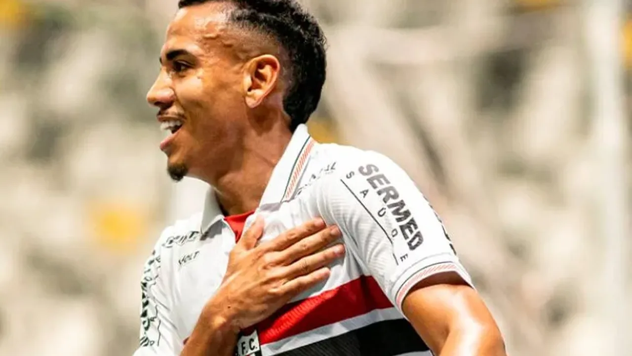 Jogadores do São Bernardo comemorando gol da vitória sobre o Botafogo no estádio de Ribeirão Preto