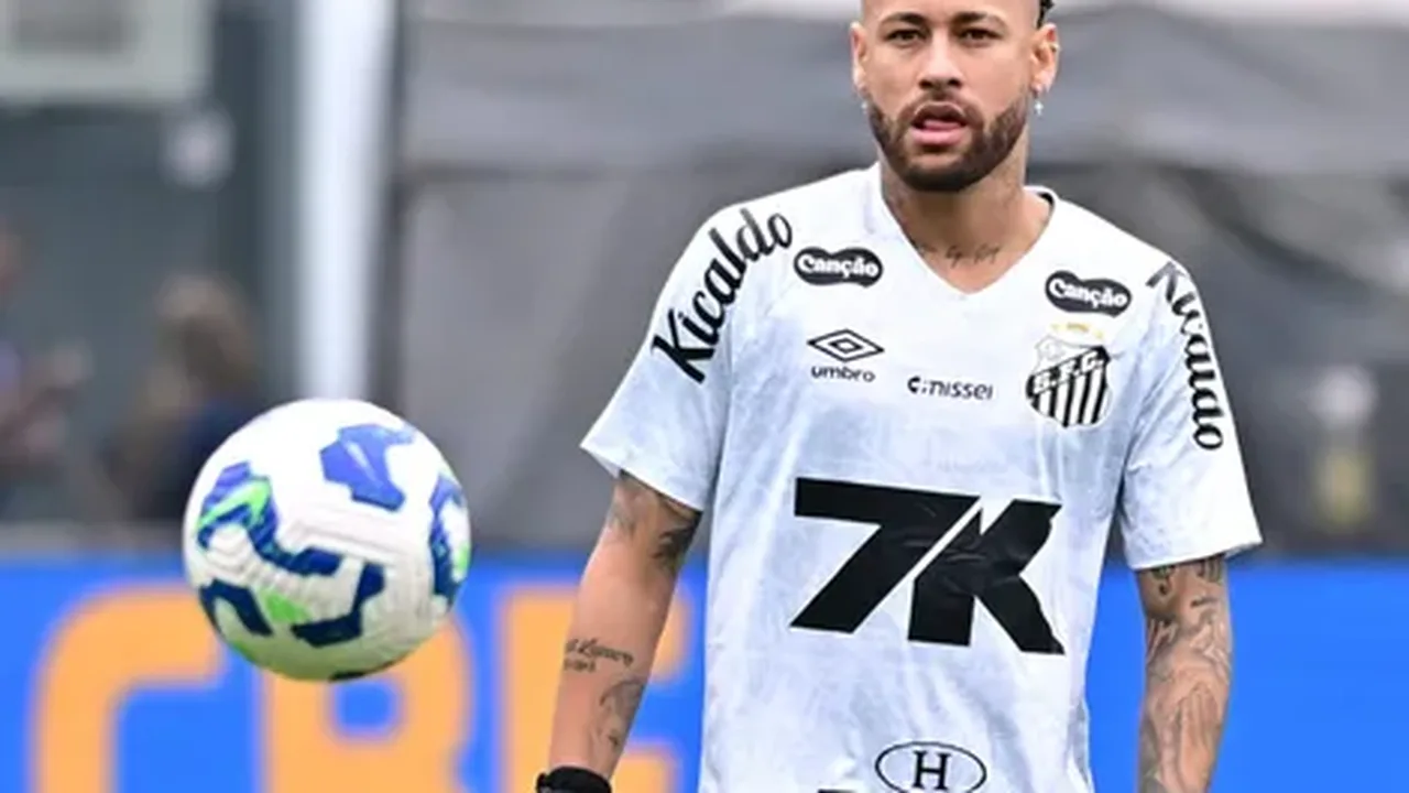 Neymar em treinamento do Santos segurando o joelho com expressão de dor