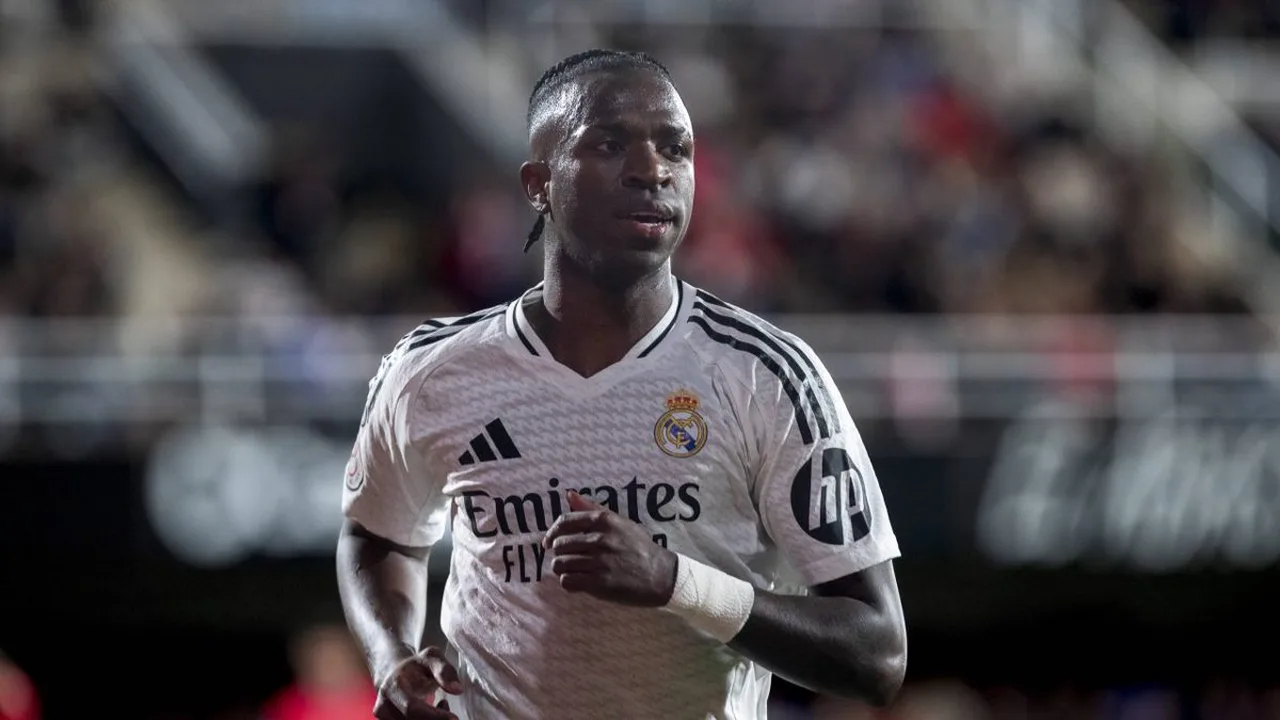 Vinícius Jr. comemorando gol pelo Real Madrid no Santiago Bernabéu