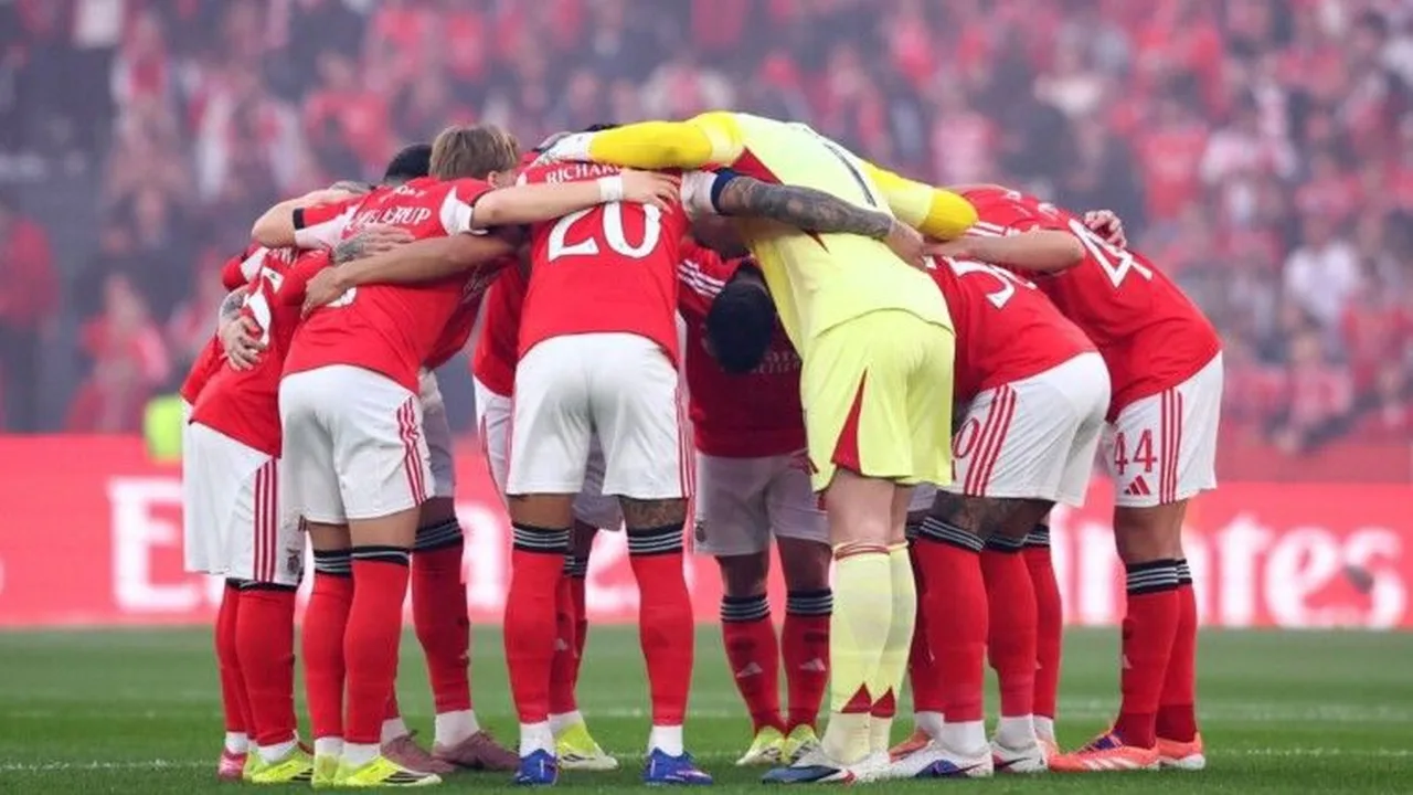 Árbitro sendo protegido por seguranças durante confusão em campo de futebol