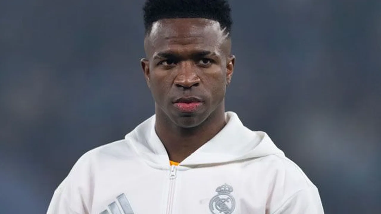 Vinicius Junior comemorando gol pelo Real Madrid no Santiago Bernabéu com Virginia nas arquibancadas