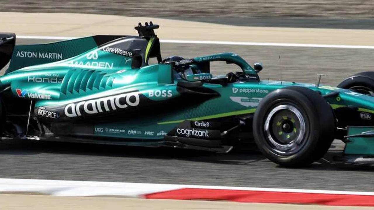 Garagem da Aston Martin na Fórmula 1 com mecânicos trabalhando no carro de Fernando Alonso durante sessão de treinos