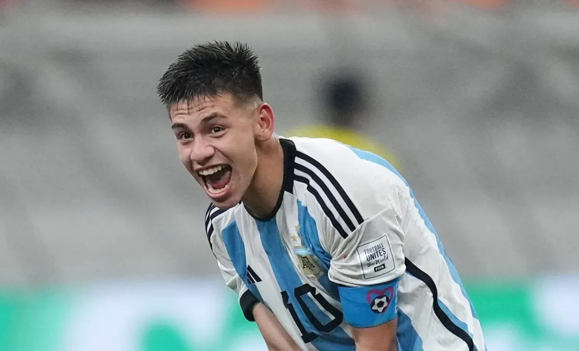 Claudio Echeverri surge como joia argentina em meio ao domínio brasileiro