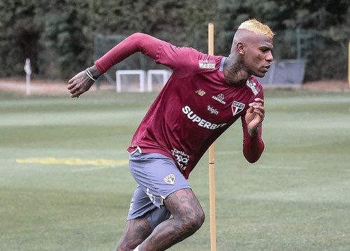São Paulo busca substituto para Arboleda no mercado da bola
