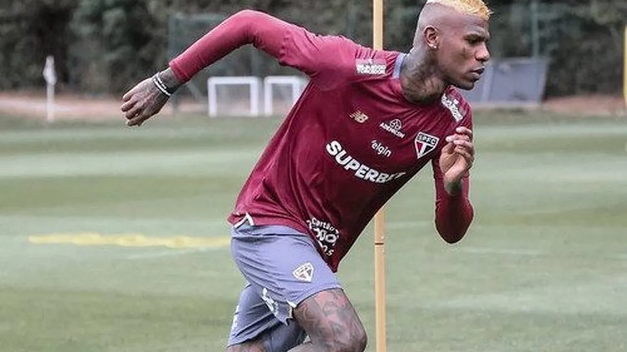Zagueiro do São Paulo em ação defensiva durante partida no Morumbi com camisa tricolor