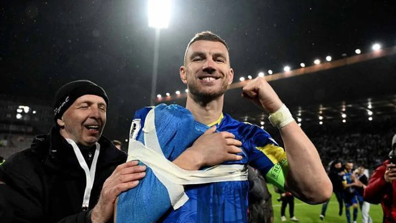 Goleiro bósnio defendendo pênalti com gandula mostrando papel informativo ao fundo do estádio
