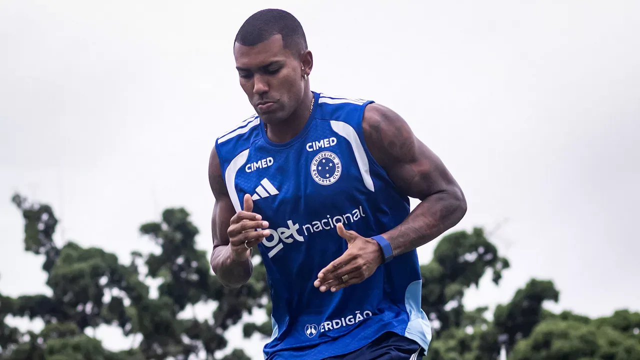 Walace durante treino do Cruzeiro antes da punição que o tirou da estreia na Libertadores 2025