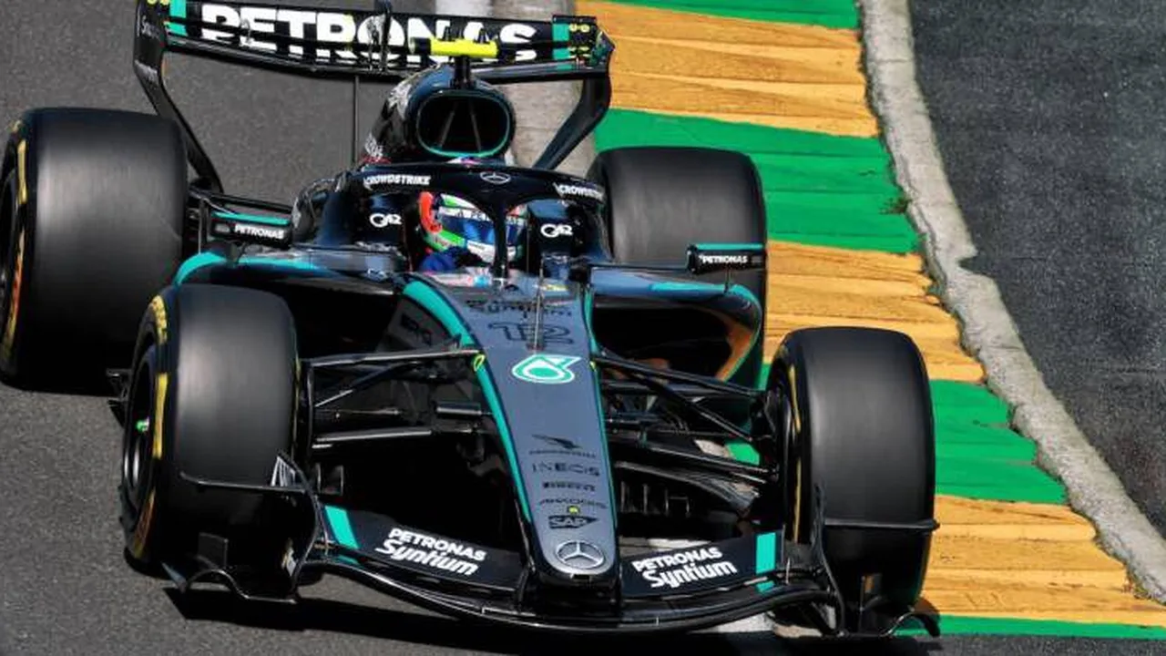 Kimi Antonelli pilotando Mercedes W17 nas curvas de Albert Park durante GP da Austrália 2026
