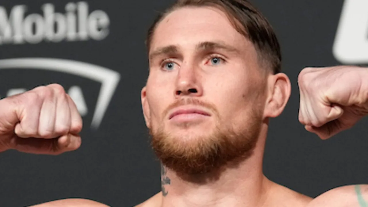 Darren Till em ação no octógono durante luta no UFC, demonstrando técnicas de striking