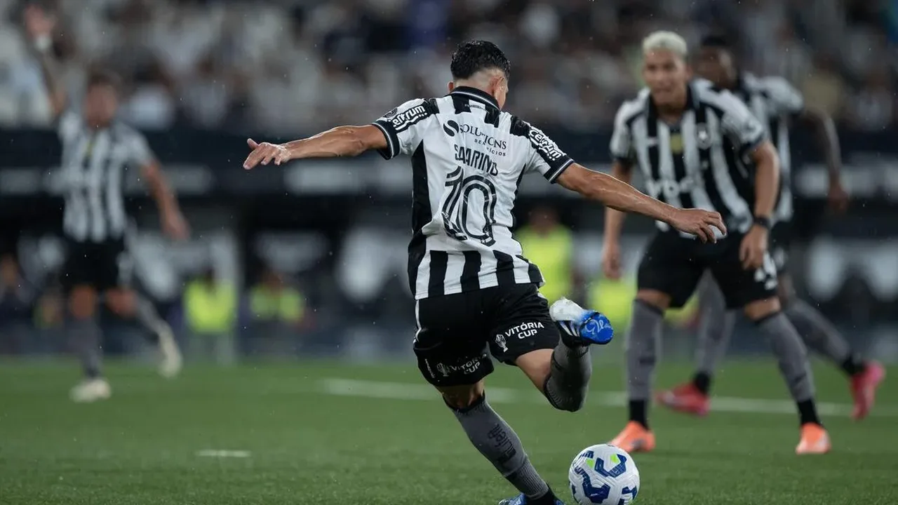 Mozart Guanaes orientando jogadores do Mirassol durante partida no estádio