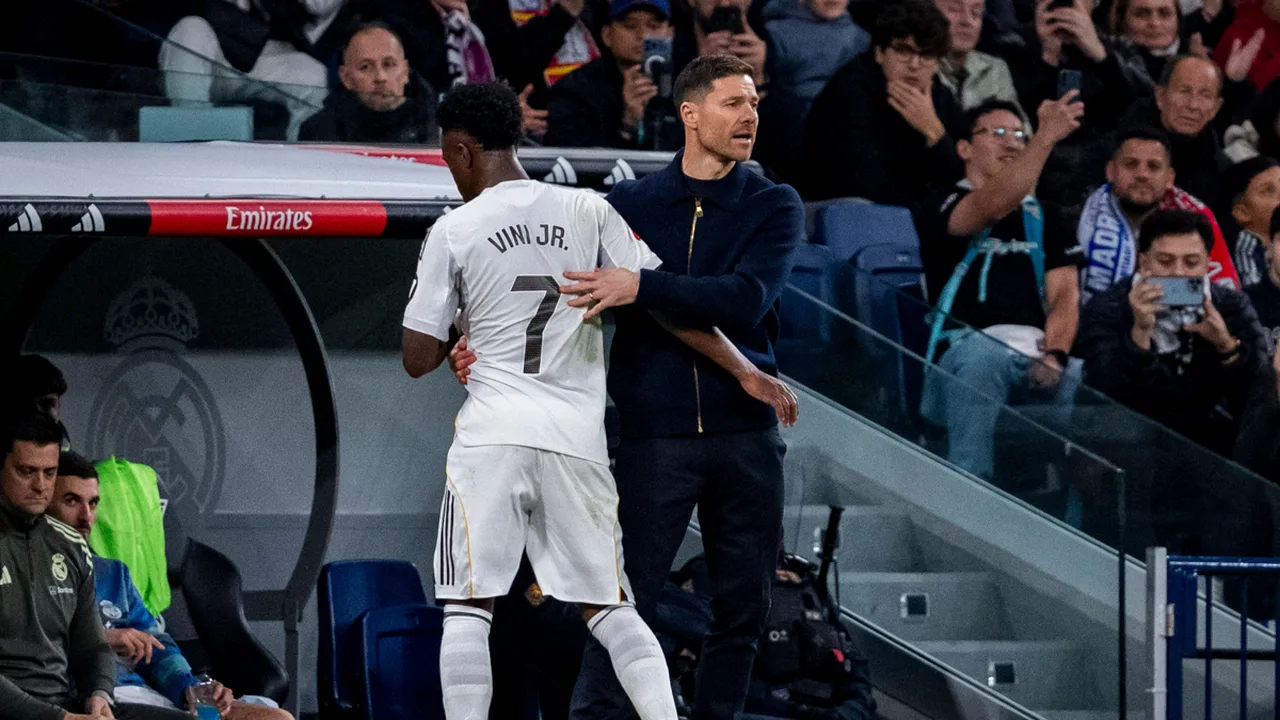 Vinicius Junior driblando durante partida do Real Madrid no Santiago Bernabéu