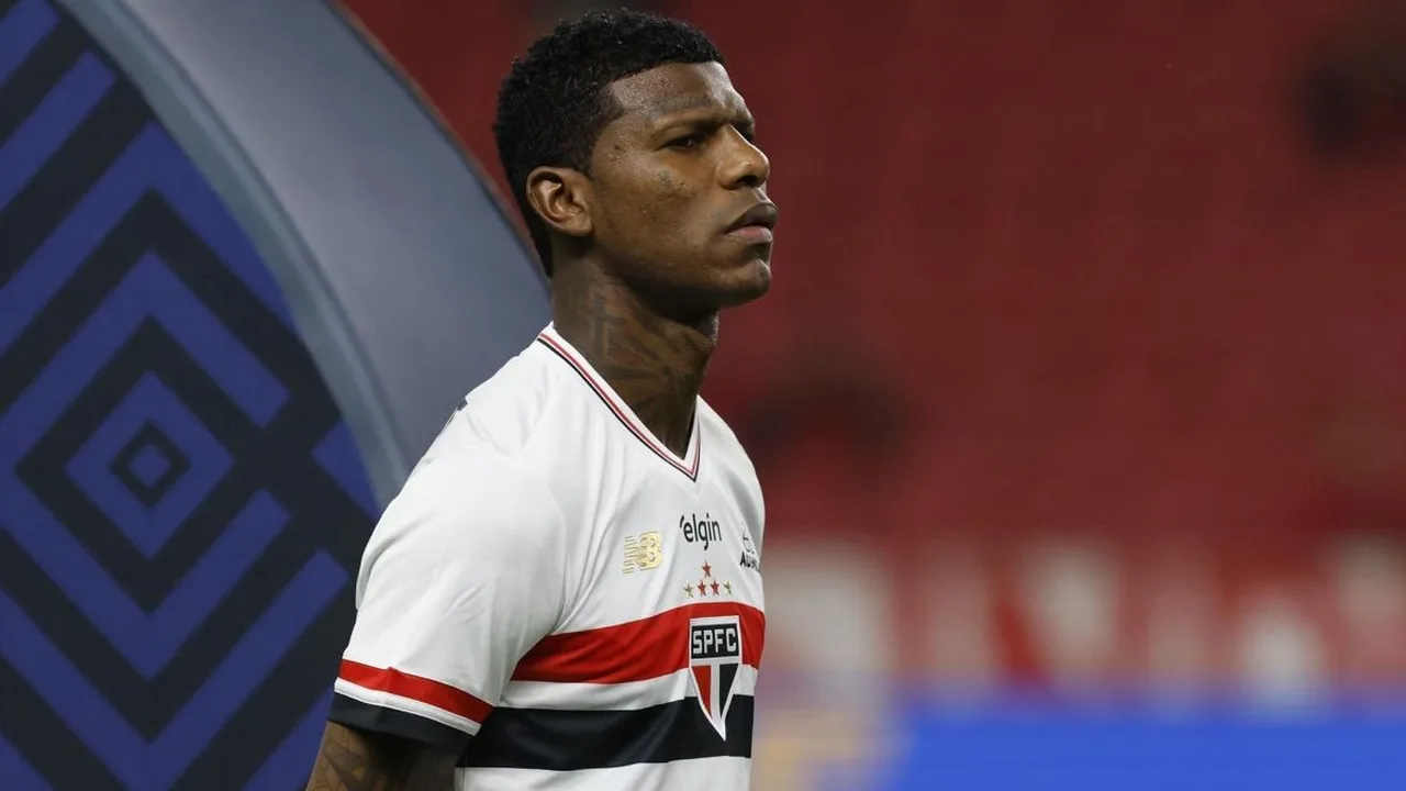 Robert Arboleda em ação pelo São Paulo durante partida no Morumbi com uniforme tricolor