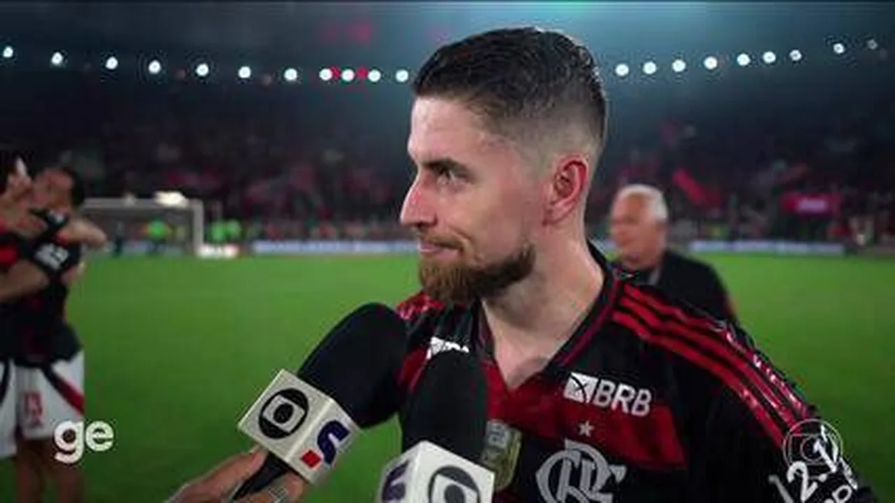 Jorginho em ação pelo Flamengo durante partida do Campeonato Brasileiro, mostrando sua importância no meio-campo