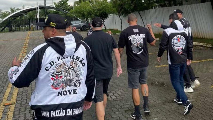 Protestos contra Corinthians repetem ciclo de 2015 e 2019 no CT