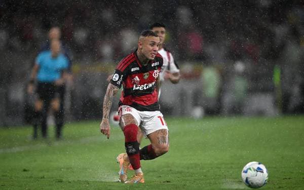 Boletim médico preocupa antes da estreia Flamengo inscreve 50 jogadores e monta