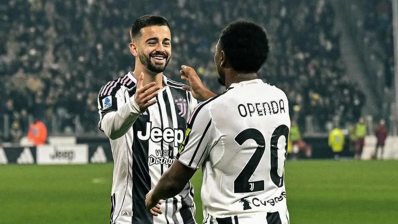 Jogadores da Juventus comemorando gol contra o Genoa no Allianz Stadium