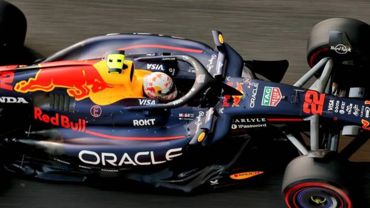 Ollie Bearman pilotando carro da Haas em alta velocidade na curva 130R do circuito de Suzuka durante GP do Japão