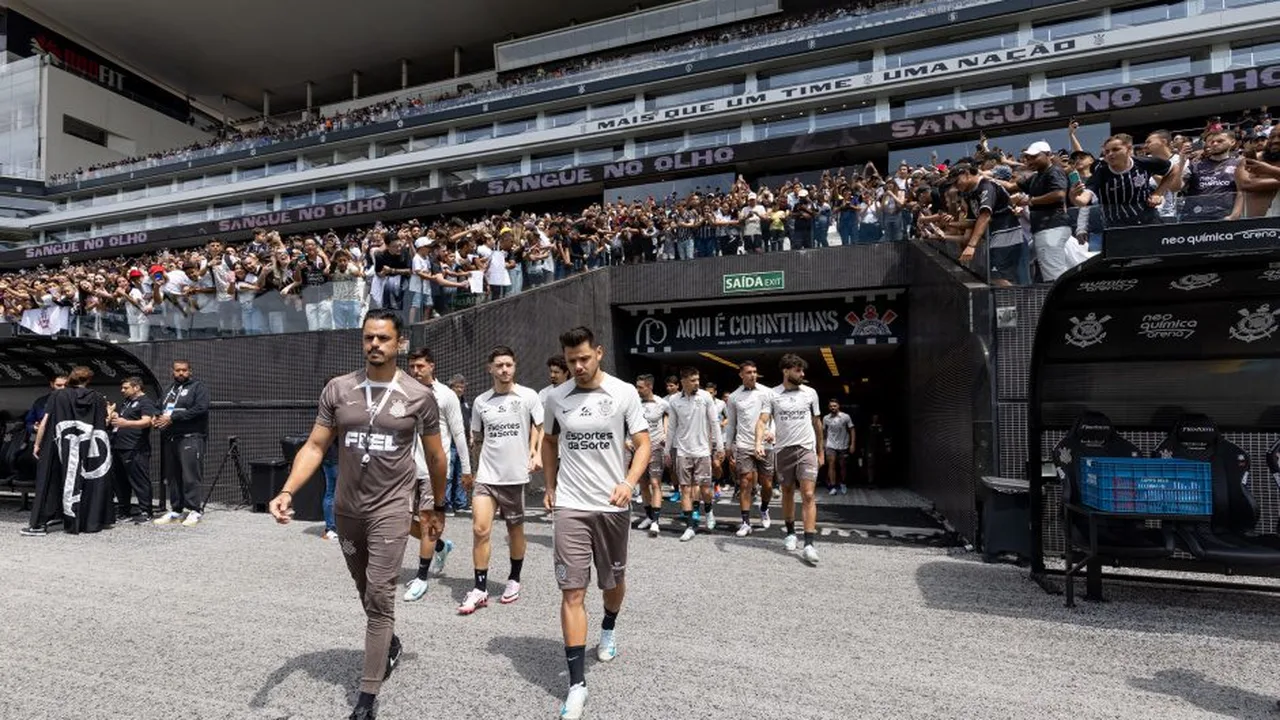 Torcedores da Gaviões da Fiel em protesto no CT do Corinthians cobrando elenco e comissão técnica