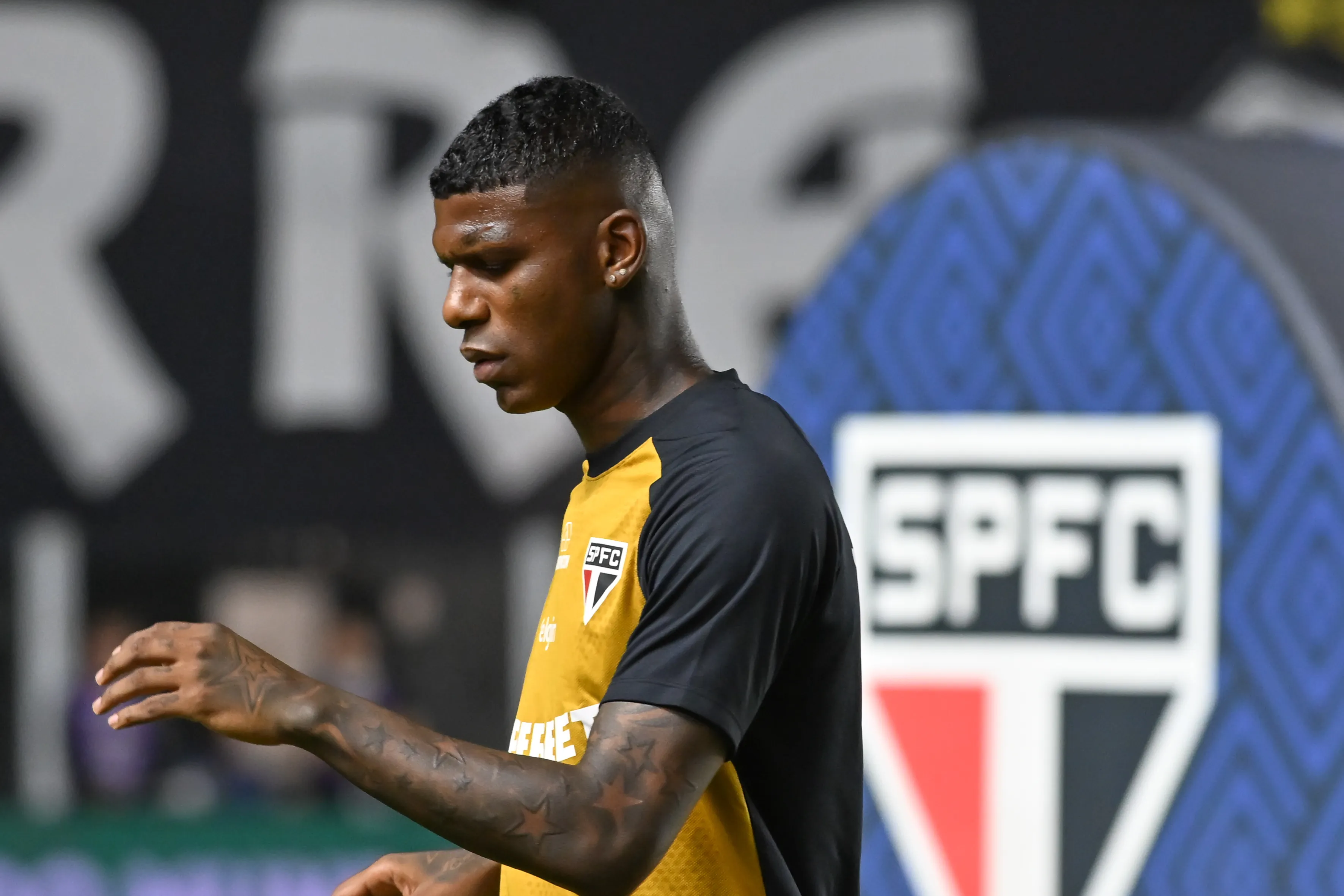 Arboleda em rota de saída muda panorama defensivo do São Paulo