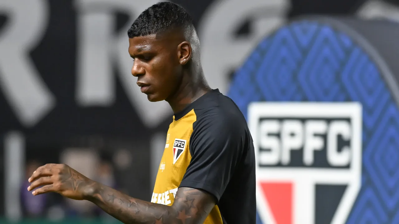 Zagueiro Robert Arboleda em ação defensiva pelo São Paulo no estádio Morumbi