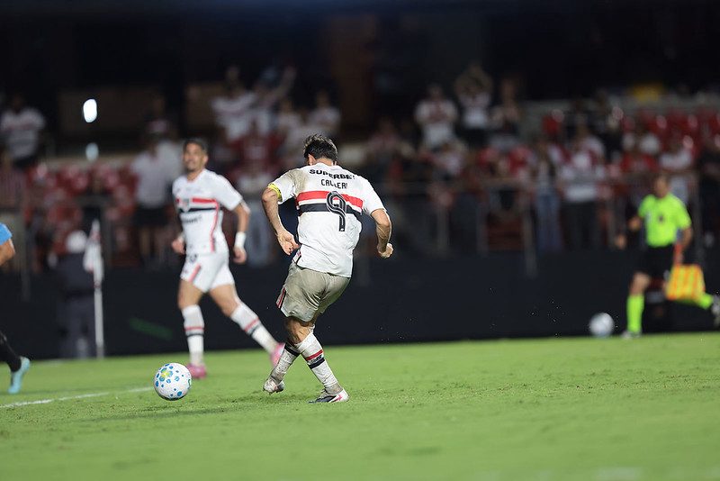 São Paulo vence O'Higgins por 2 a 0 e assume liderança na Sudamericana