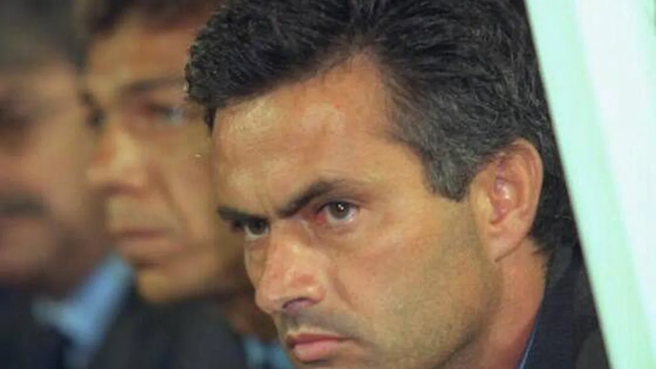 José Mourinho comandando treino do Benfica no estádio da Luz com jogadores em exercício tático
