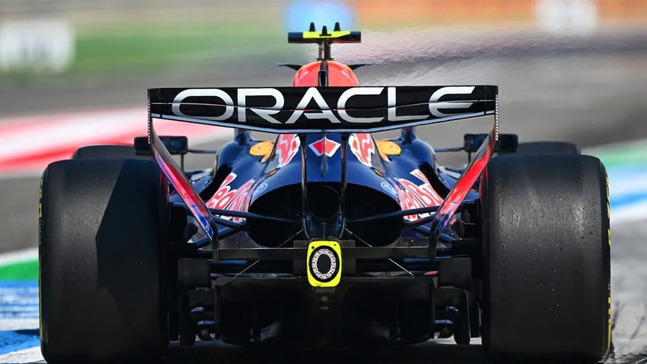Max Verstappen pilotando RB22 nas curvas em S de Suzuka durante GP do Japão com Mercedes ao fundo