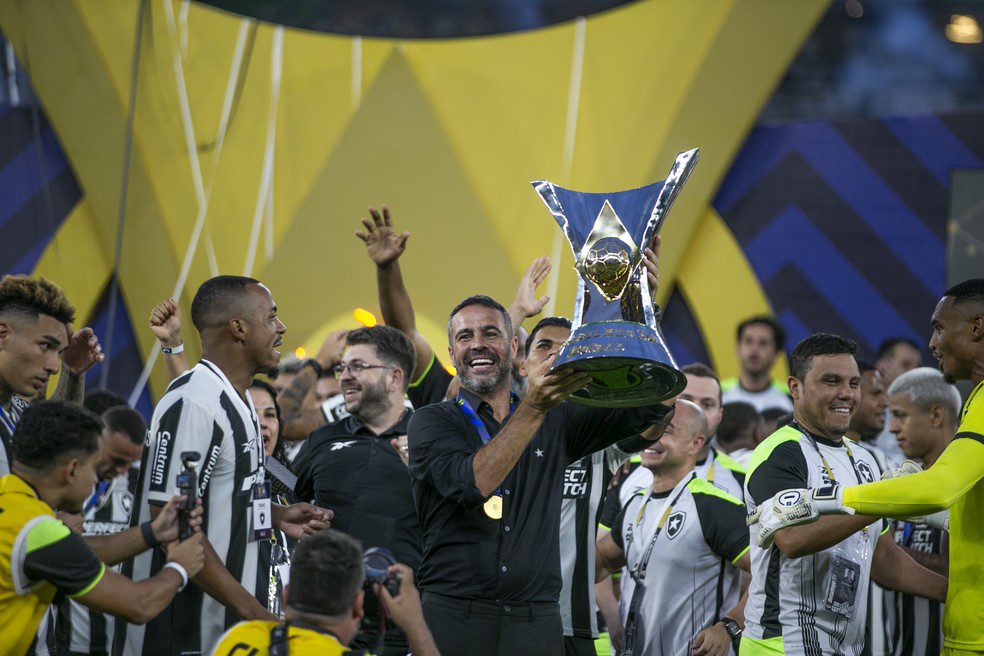 Números por trás do investimento milionário Artur Jorge até no Cruzeiro vale R$