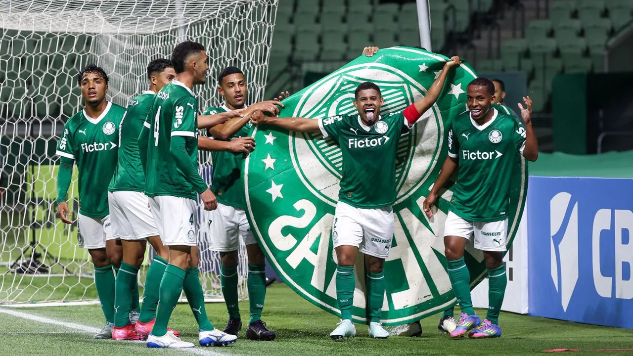 Jovens talentos da base do Palmeiras treinando na Academia de Futebol
