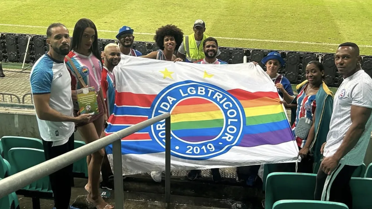 Vista externa do estádio do Maracanã com painéis publicitários nas fachadas durante o dia