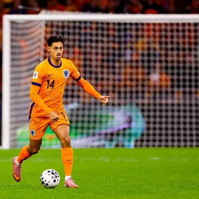 O laboratório tático de Ronaldinho ainda forma atacantes de elite