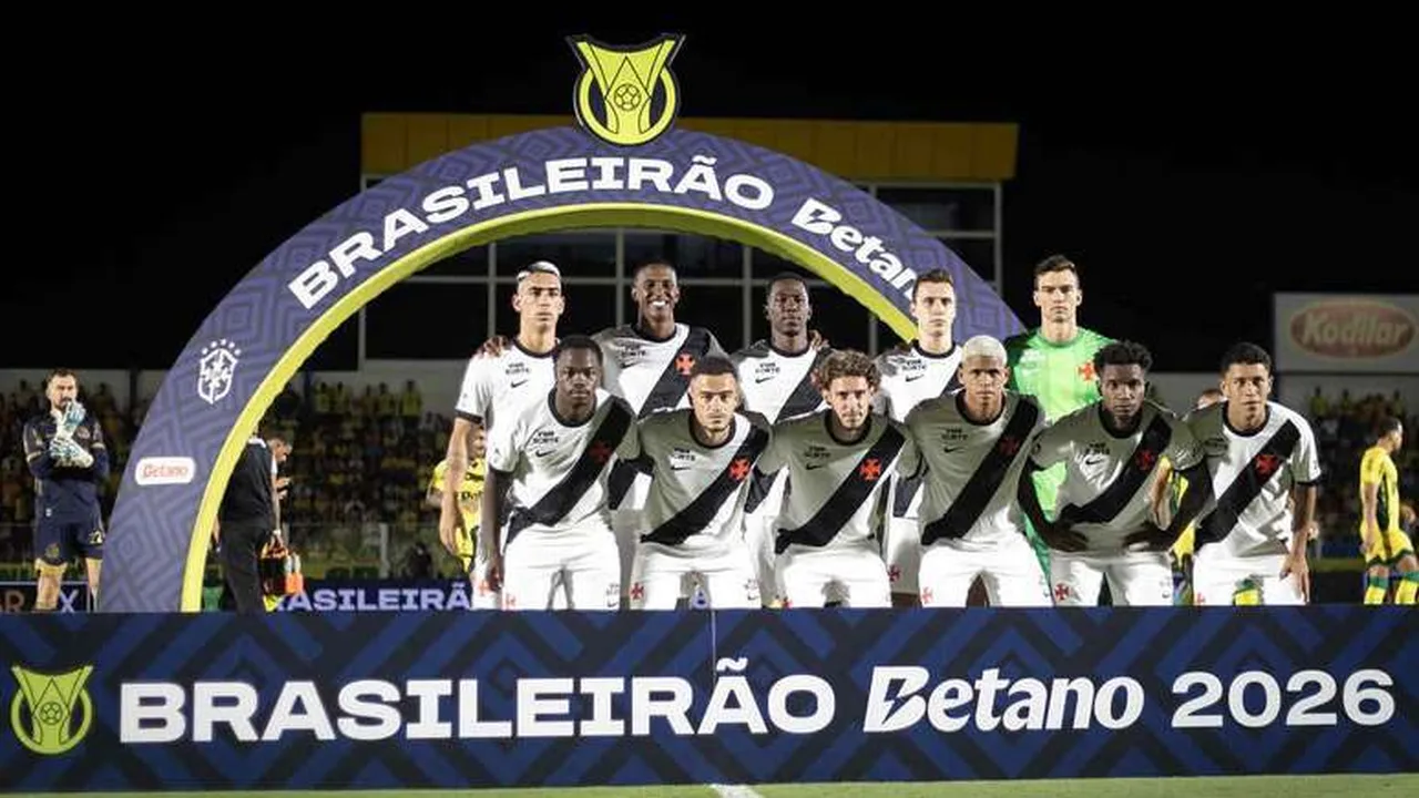 Jogadores do Vasco cabisbaixos em campo após mais um resultado negativo na sequência sem vitórias