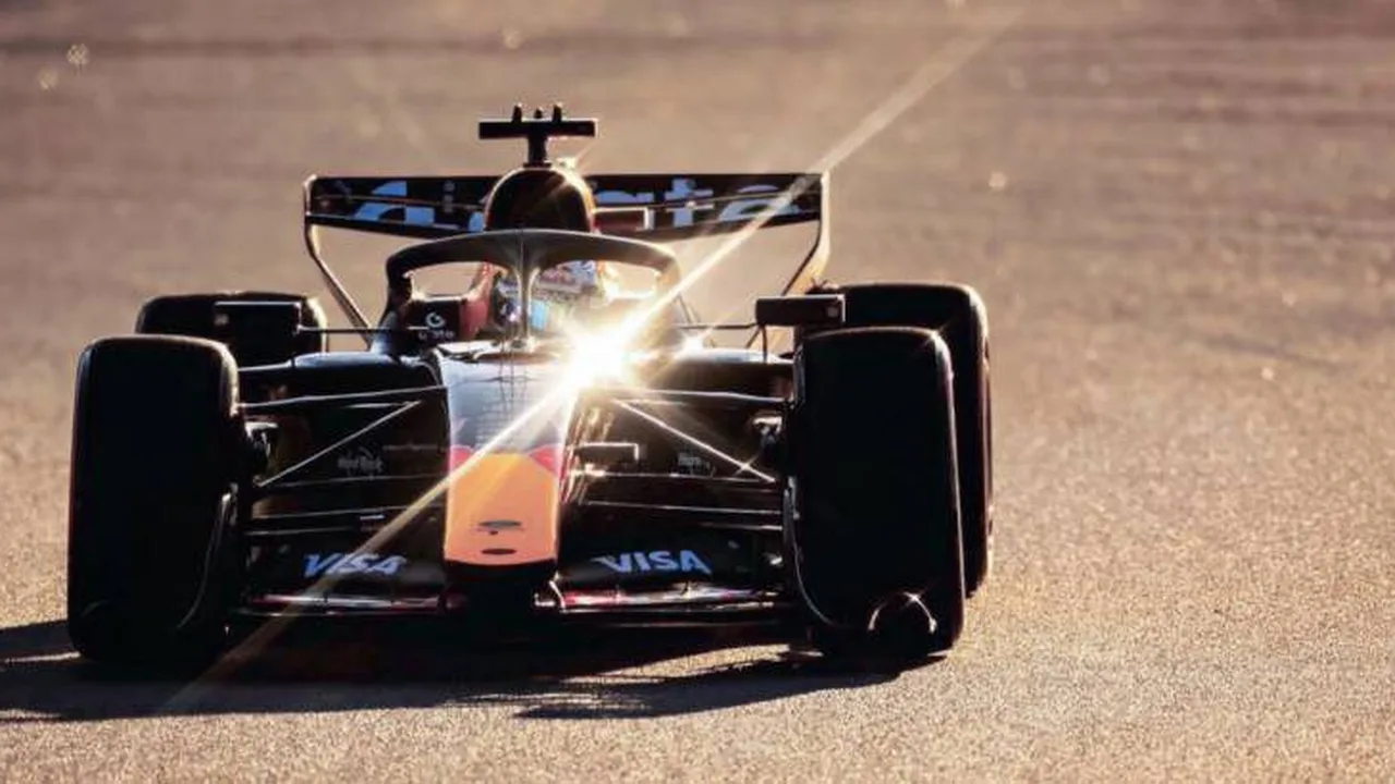 Carro Mercedes F1 2026 em ação na pista com elementos aerodinâmicos em destaque durante corrida
