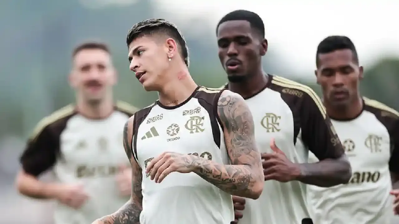 Jorge Carrascal em campo pelo Flamengo durante partida do Campeonato Brasileiro
