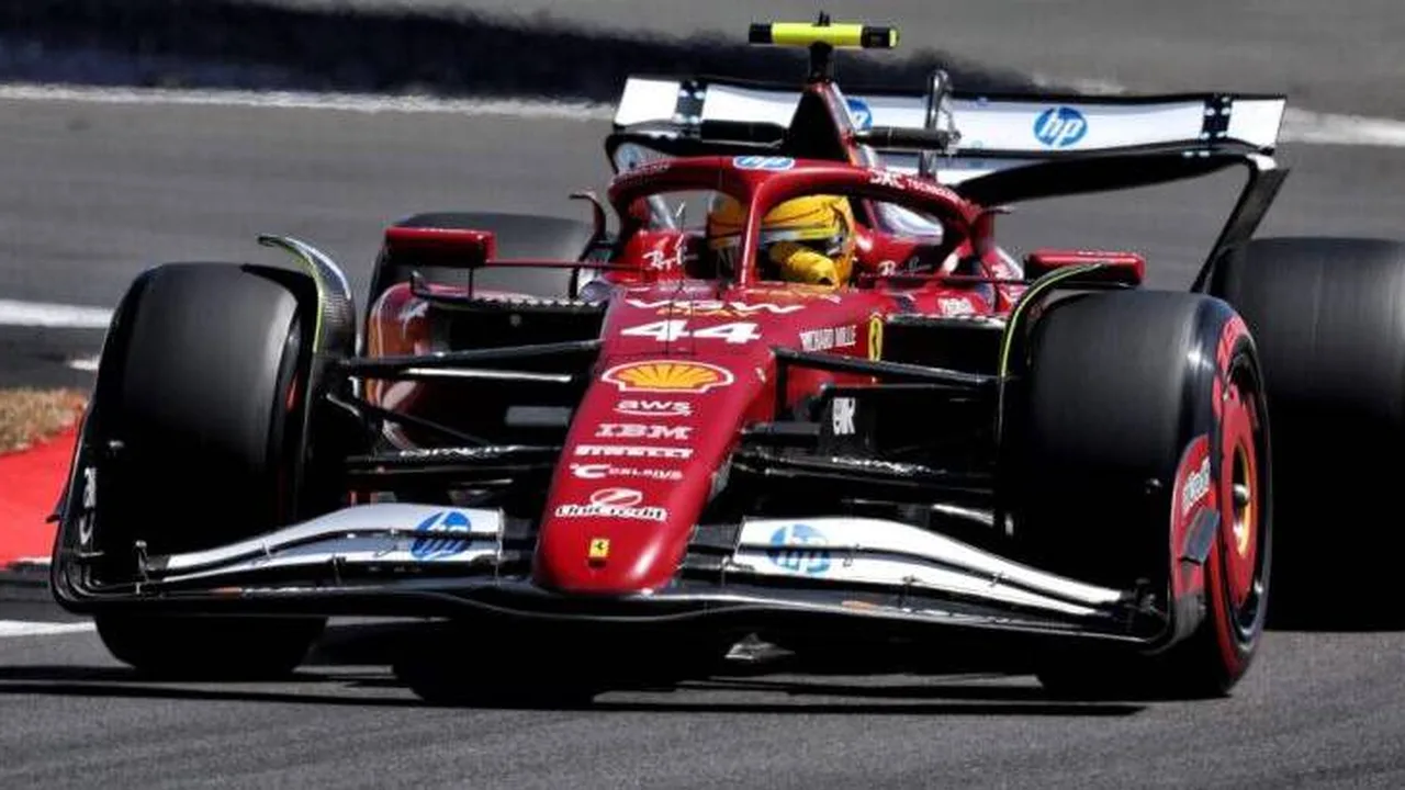 Paddock da Fórmula 1 com equipes Ferrari e Racing Bulls preparando carros para nova era regulamentar de 2026