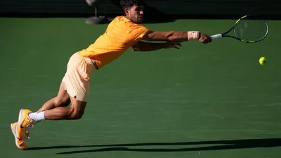 Alcaraz abandona Barcelona lesionado e vê Sinner disparar no ranking ATP