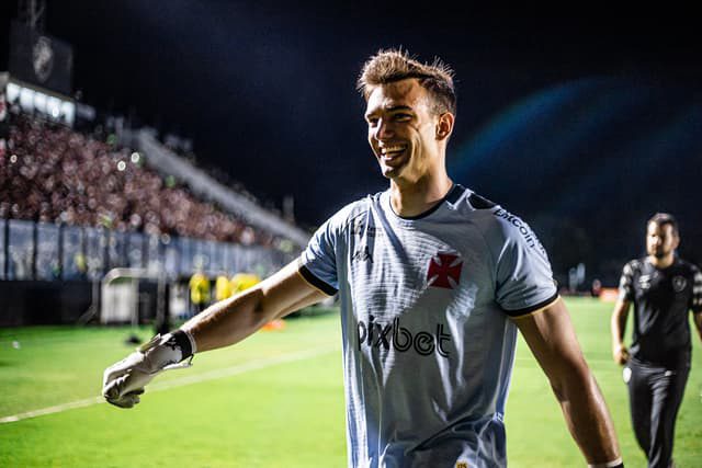 JP acumula 14 cartões vermelhos e gera prejuízo de R$ 2,8 mi ao Vasco