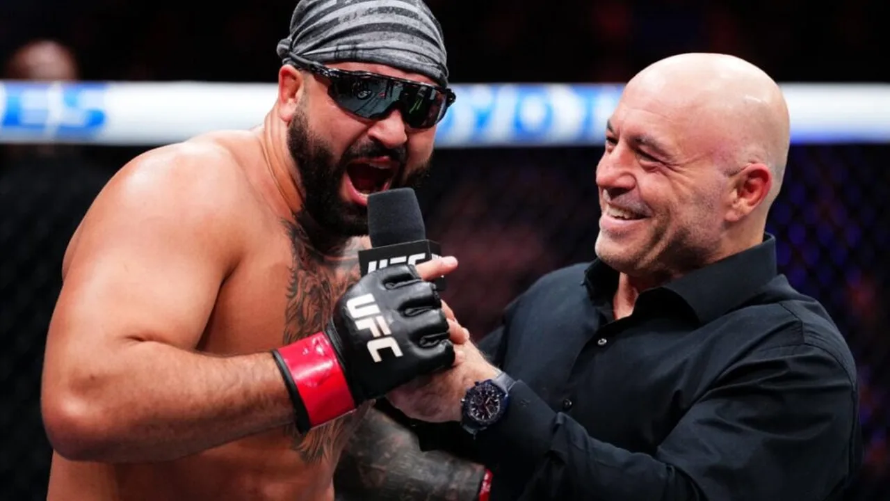 Josh Hokit e Derrick Lewis frente a frente no octógono do UFC durante pesagem oficial