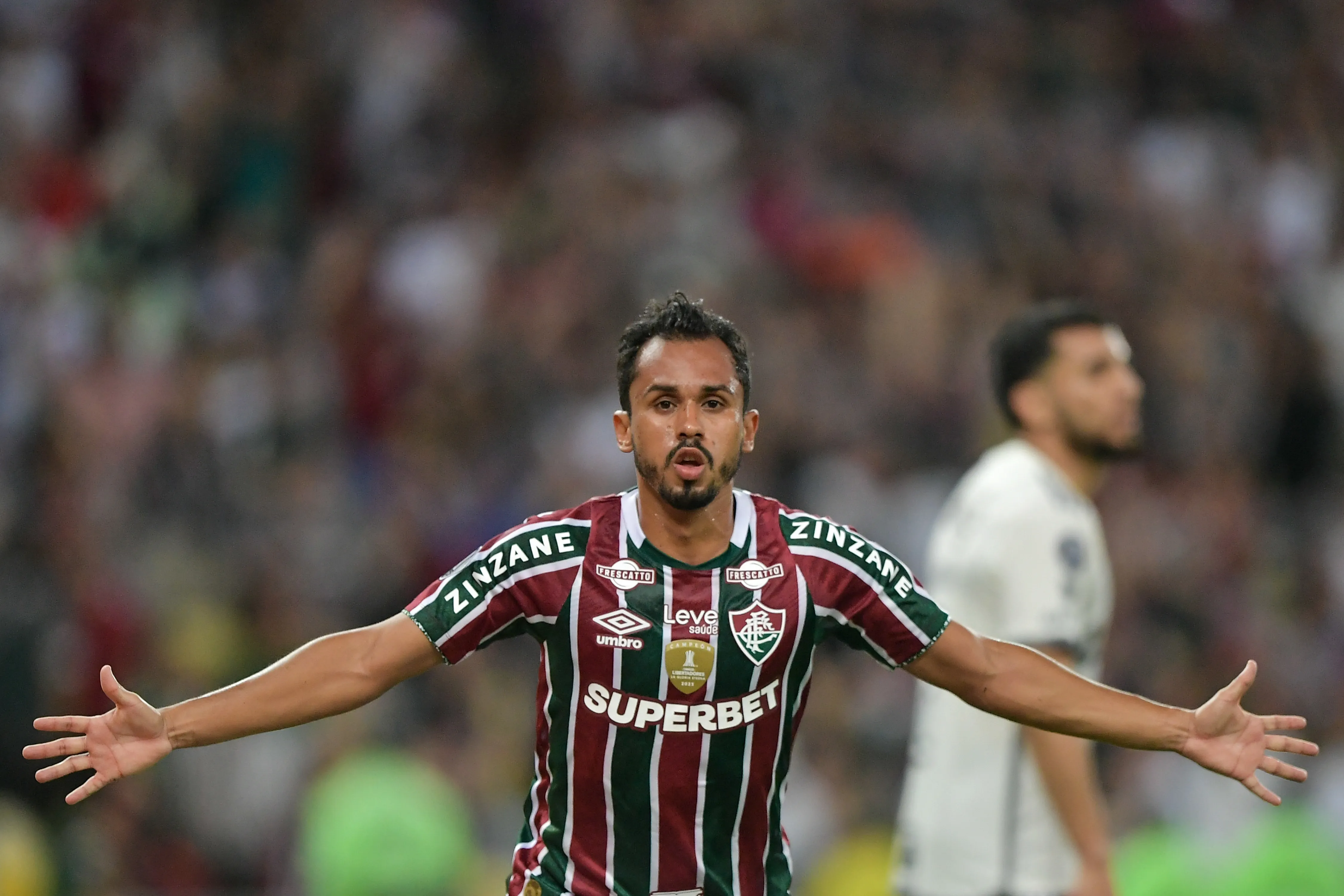 Fluminense explora inexperiência argentina para vencer no Maracanã pela primeira vez